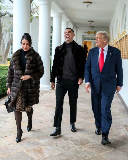جورجینا رودریگز و رونالدو در دفتر کار ترامپ (عکس) جورجینا رودریگز و رونالدو در دفتر کار ترامپ (عکس)