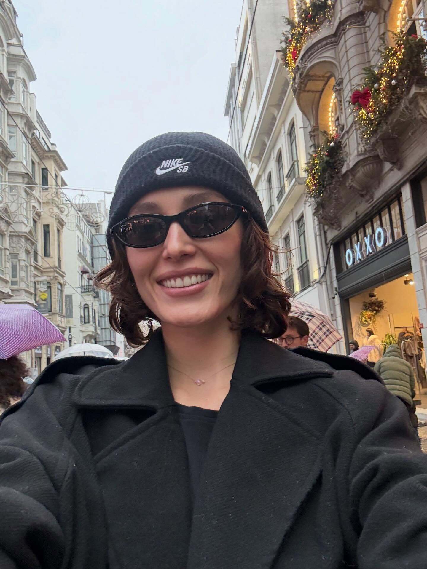 تصاویر فرشته حسینی در خیابان‌های بارانی استانبول