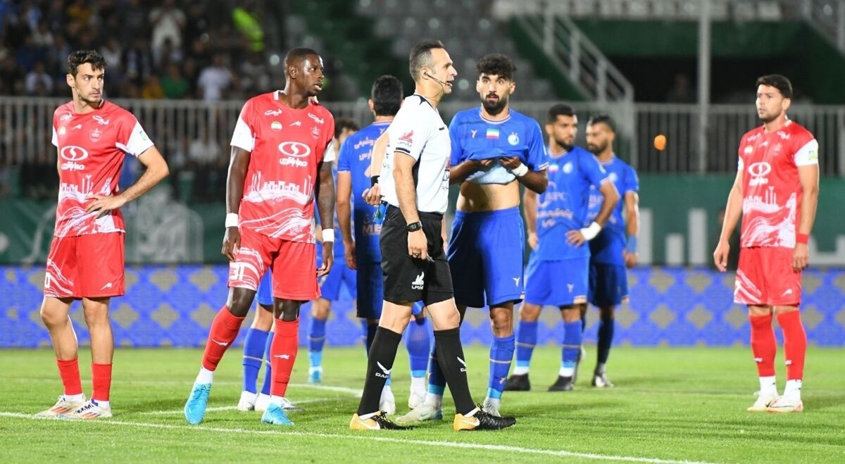 حمله مردم به سازمان لیگ؛ اعتراض شدید هواداران سرخابی به دربی در اراک حمله مردم به سازمان لیگ؛ اعتراض شدید هواداران سرخابی به دربی در اراک