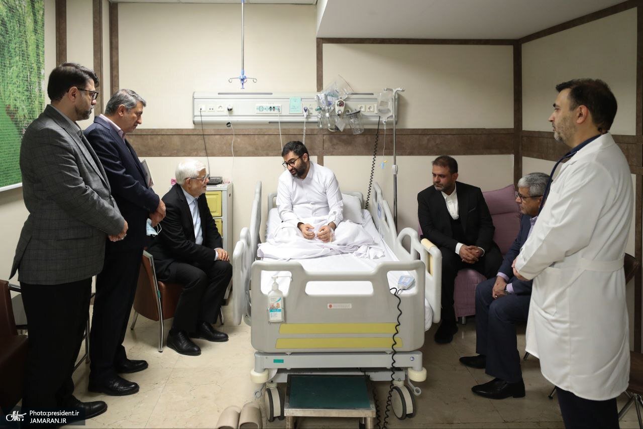 گریه معاون پزشکیان در آغوش محمدرضا عارف/ عیادت عارف و نماینده رهبری از سقاب اصفهانی+تصاویر