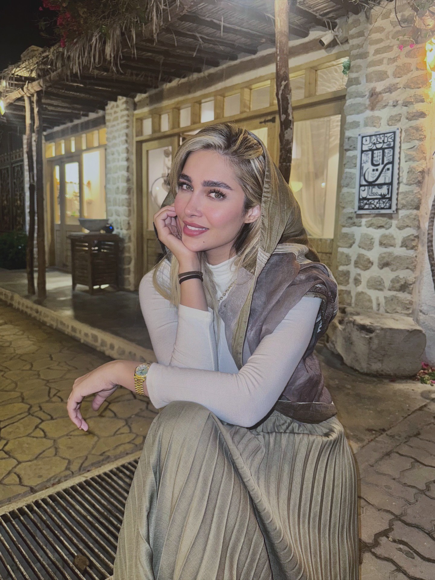 آناشید حسینی (طراح لباس و مدل ایرانی) در جزیره کیش