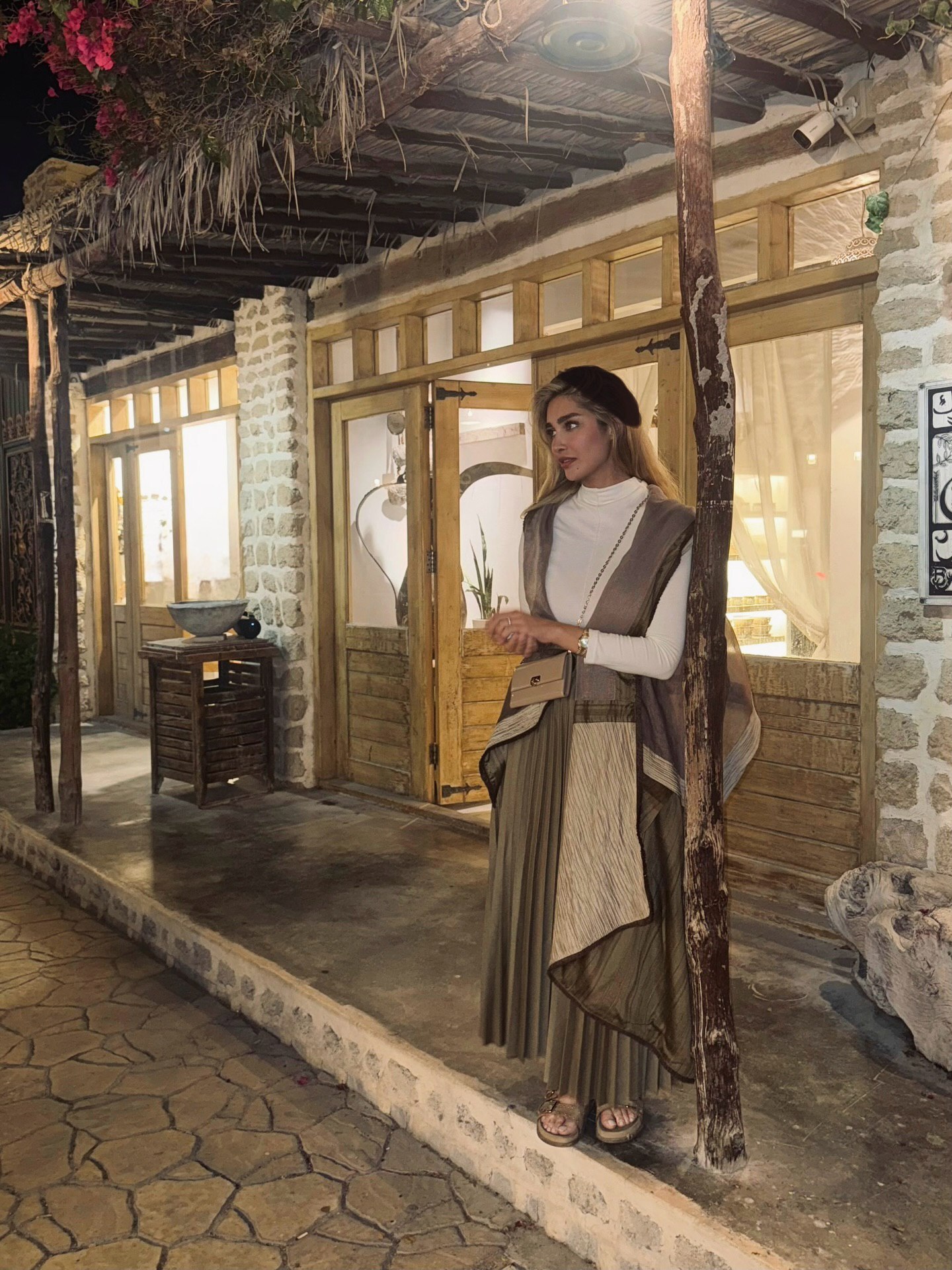 آناشید حسینی (طراح لباس و مدل ایرانی) در جزیره کیش