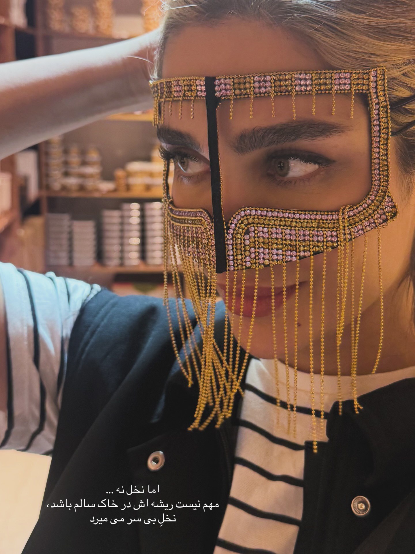 آناشید حسینی (طراح لباس و مدل ایرانی) در جزیره کیش