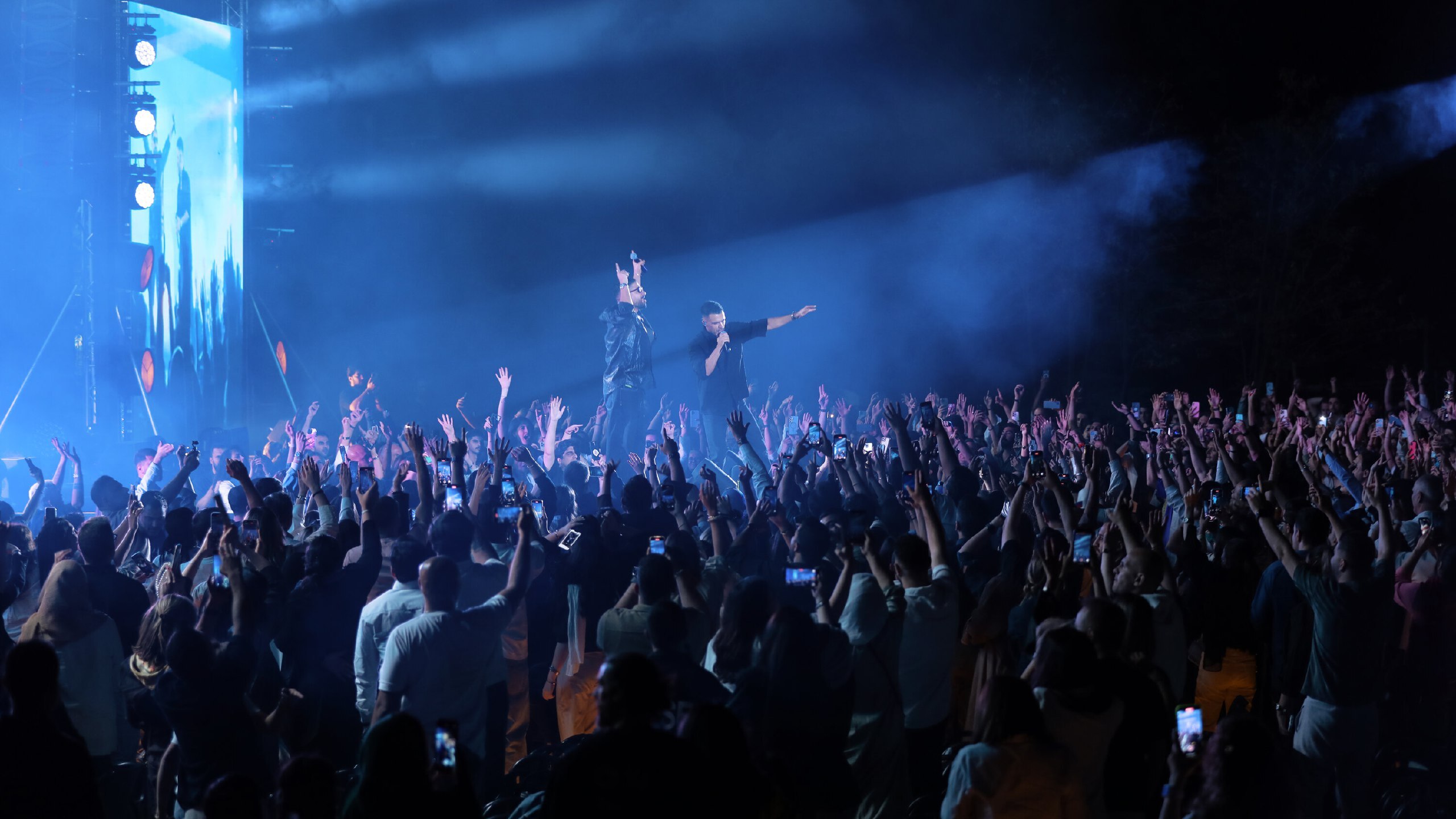 گزارش نیویورک تایمز از رنسانس اجتماعی در ایران؛ از کنسرتهای پاپ روباز تا نمایشگاههای مد گزارش نیویورک تایمز از رنسانس اجتماعی در ایران؛ از کنسرتهای پاپ روباز تا نمایشگاههای مد