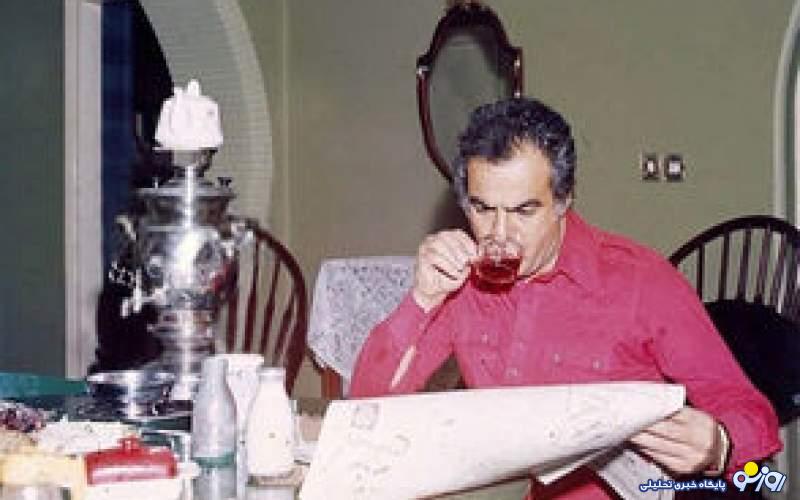 ناصرملک مطیعی در  ۱۳۰۹  مقابل خانه‌اش!