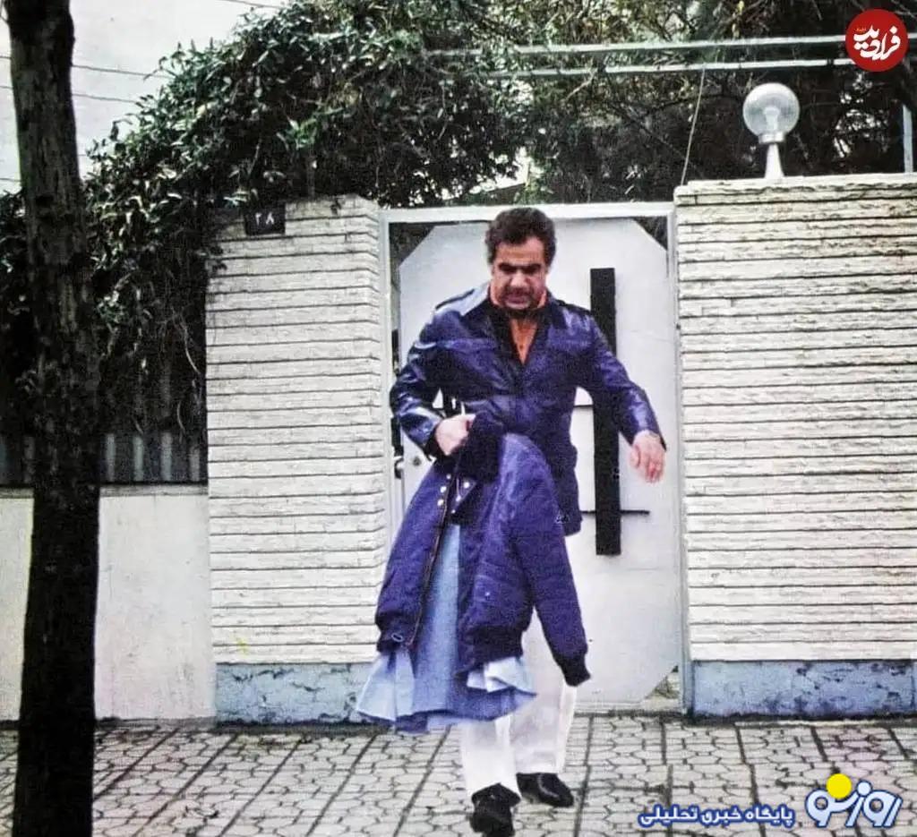 ناصرملک مطیعی در  ۱۳۰۹  مقابل خانه‌اش!