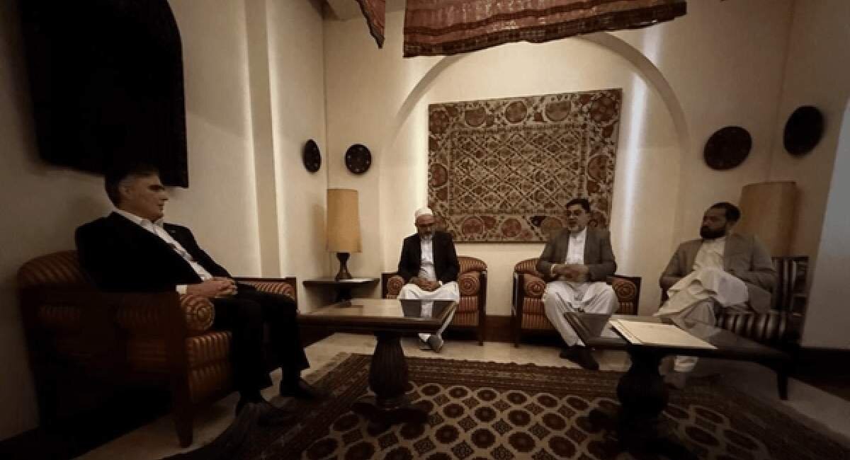 ماجرای عکس جنجالی فرزین با صرافان هرات چه بود؟ ماجرای عکس جنجالی فرزین با صرافان هرات چه بود؟