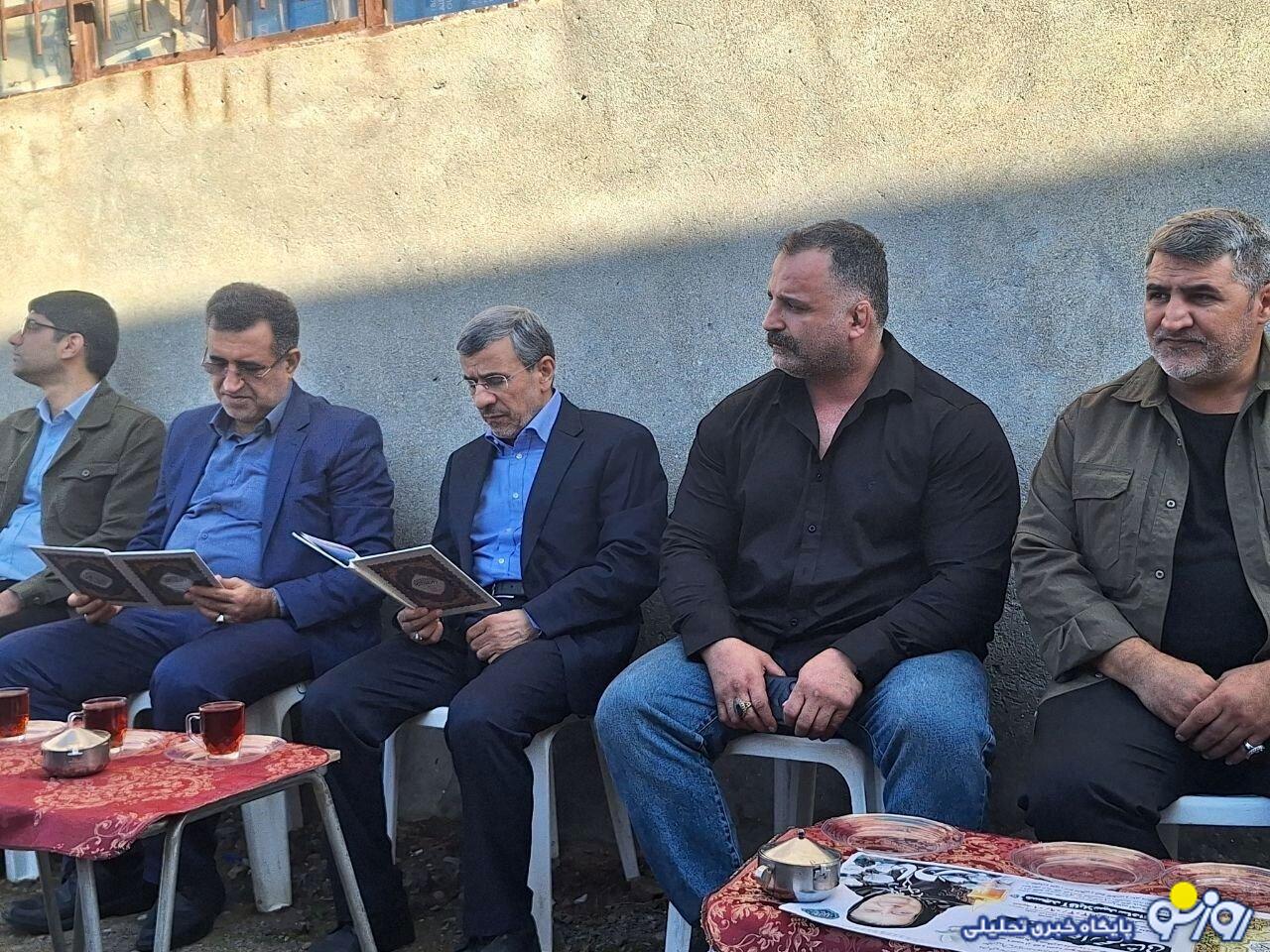 محمود احمدینژاد در مراسم ختم خواهر رحیم مشایی محمود احمدینژاد در مراسم ختم خواهر رحیم مشایی