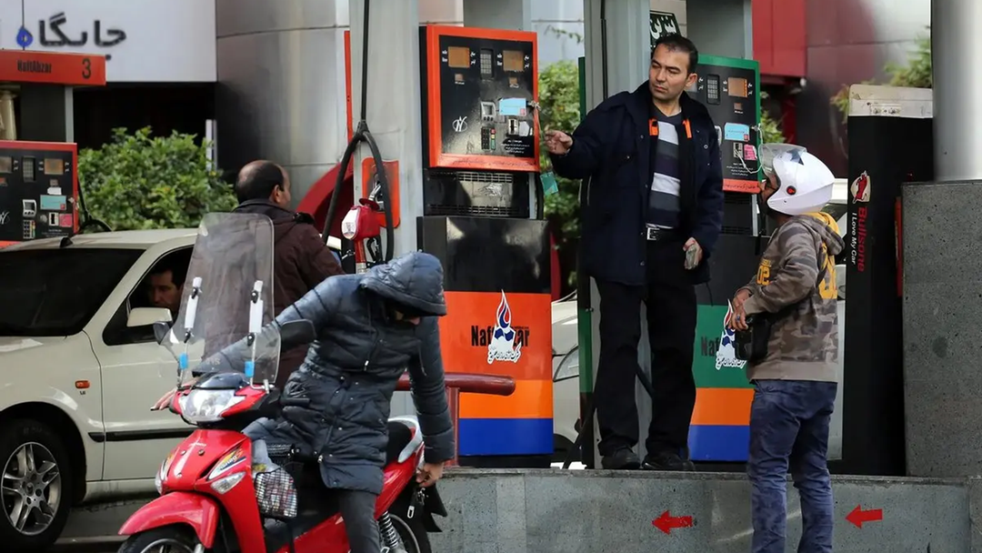 سهمیۀ بنزین ۱۵۰۰ تومانی فقط ۶ ماه قابل ذخیره است، مازاد بر آن بهطور خودکار حذف میشود سهمیۀ بنزین ۱۵۰۰ تومانی فقط ۶ ماه قابل ذخیره است، مازاد بر آن بهطور خودکار حذف میشود