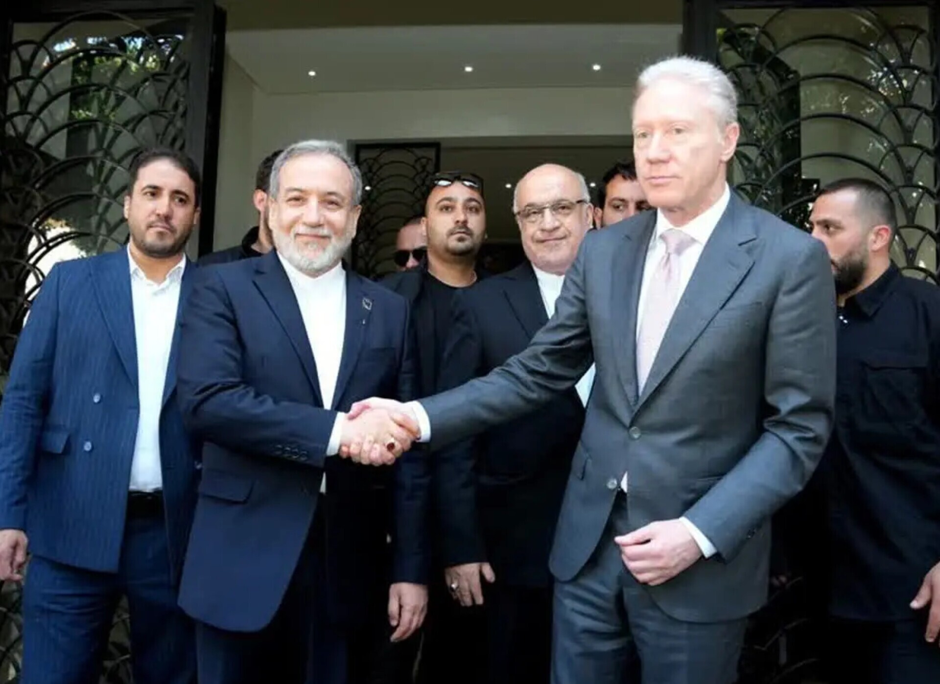 عراقچی: تصمیم وزیر خارجه لبنان برای استقبال نکردن از دعوت ما برای سفر به ایران، مایه شگفتی است/ وزرای خارجه کشورهایی که روابط برادرانه دارند، نیازی به «محل بی‌طرف» برای دیدار ندارند