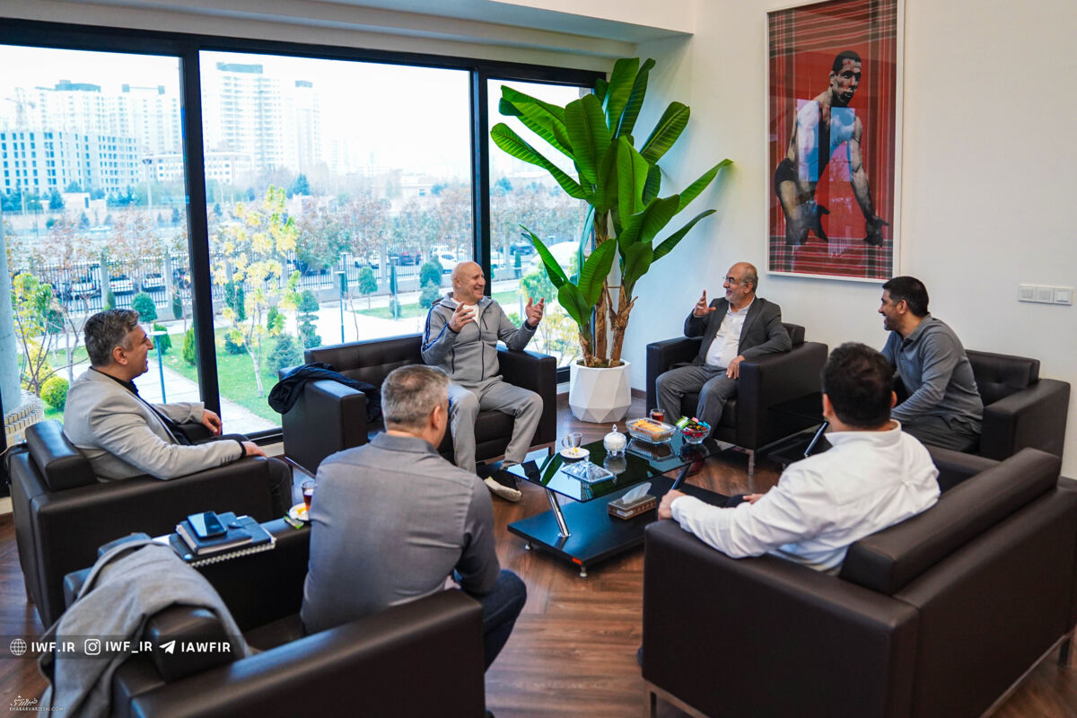 لنگ قرمز خاص در اتاق رئیس فدراسیون +عکس