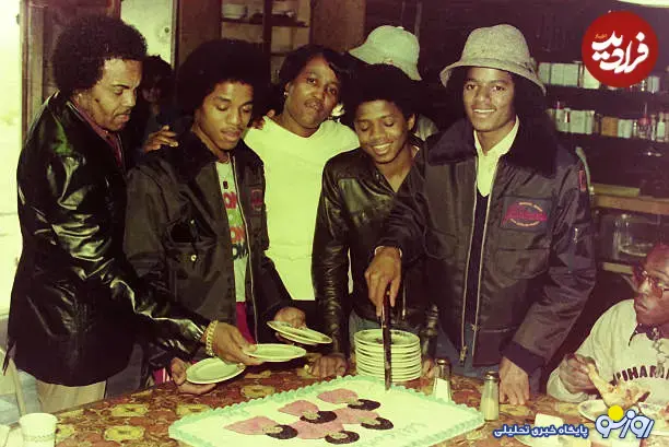 مایکل جکسون در حال بریدن کیک خانوادگی