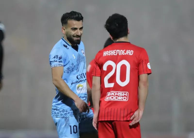 تقلید هادی حبیبی نژاد از یاسر آسانی؛ بوسه بر بازیکن حریف پس از بهثمررساندن پنالتی تقلید هادی حبیبی نژاد از یاسر آسانی؛ بوسه بر بازیکن حریف پس از بهثمررساندن پنالتی