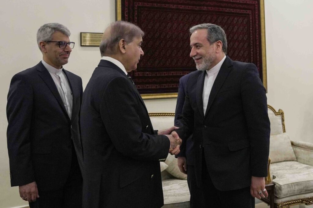 جزئیات فارس از طرح ۱۰ بندی پیشنهادی ایران: خروج نیروهای رزمی آمریکا از منطقه، عبور محدود کشتی از تنگه هرمز به مدت دو هفته، لغو کلیه تحریم‌های اولیه، ثانویه و تحریم‌های سازمان ملل، تامین خسارات ایران با ایجاد صندوق مالی، تعهد ایران مبنی بر عدم ساخت سلاح هسته‌ای، پذیرش حق غنی سازی ایران توسط آمریکا و مذاکره درباره سطح غنی‌سازی و خاتمه همه قطعنامه‌های شورای حکام و شورای امنیت