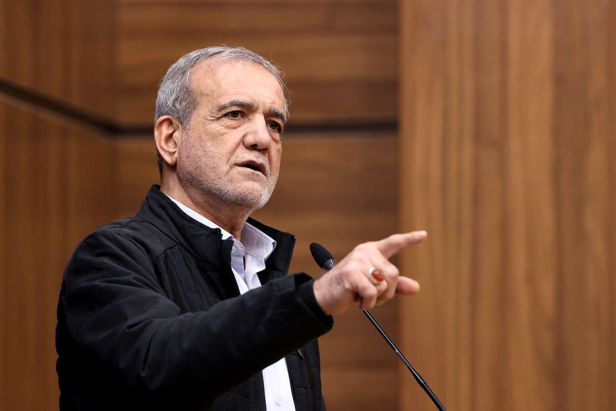 پزشکیان: رئیسجمهور آمریکا اعلام میکند که ایران نباید از حقوق هستهای خود استفاده کند، اما پاسخ نمیدهد به چه جرمی؟ اساساً او چکاره دنیا است که بتواند ملتی را از حقوق قانونیاش محروم کند؟/ در شرایط کنونی قصد تعرض به هیچ طرفی را نداریم/ اگر چه گلایهها و مشکلاتی وجود دارد و قابل انکار نیست، اما امروز زمان طرح اختلافات نیست پزشکیان: رئیسجمهور آمریکا اعلام میکند که ایران نباید از حقوق هستهای خود استفاده کند، اما پاسخ نمیدهد به چه جرمی؟ اساساً او چکاره دنیا است که بتواند ملتی را از حقوق قانونیاش محروم کند؟/ در شرایط کنونی قصد تعرض به هیچ طرفی را نداریم/ اگر چه گلایهها و مشکلاتی وجود دارد و قابل انکار نیست، اما امروز زمان طرح اختلافات نیست