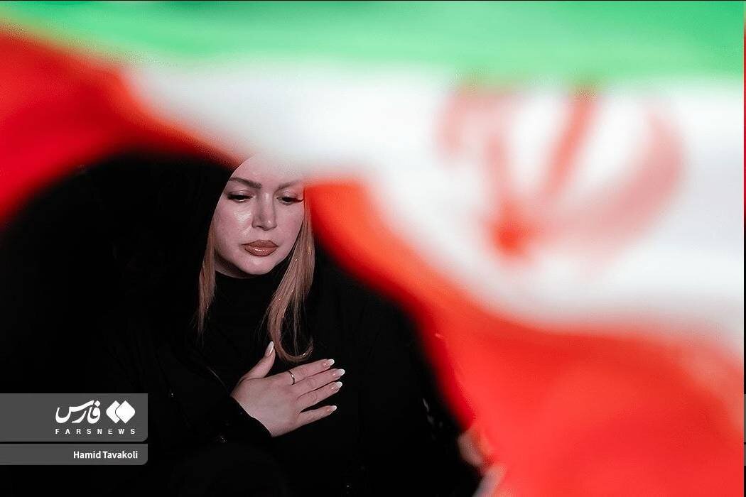 عکس | تصویر متفاوت خبرگزاری فارس از یک زن در تجمعات مردمی در تهران