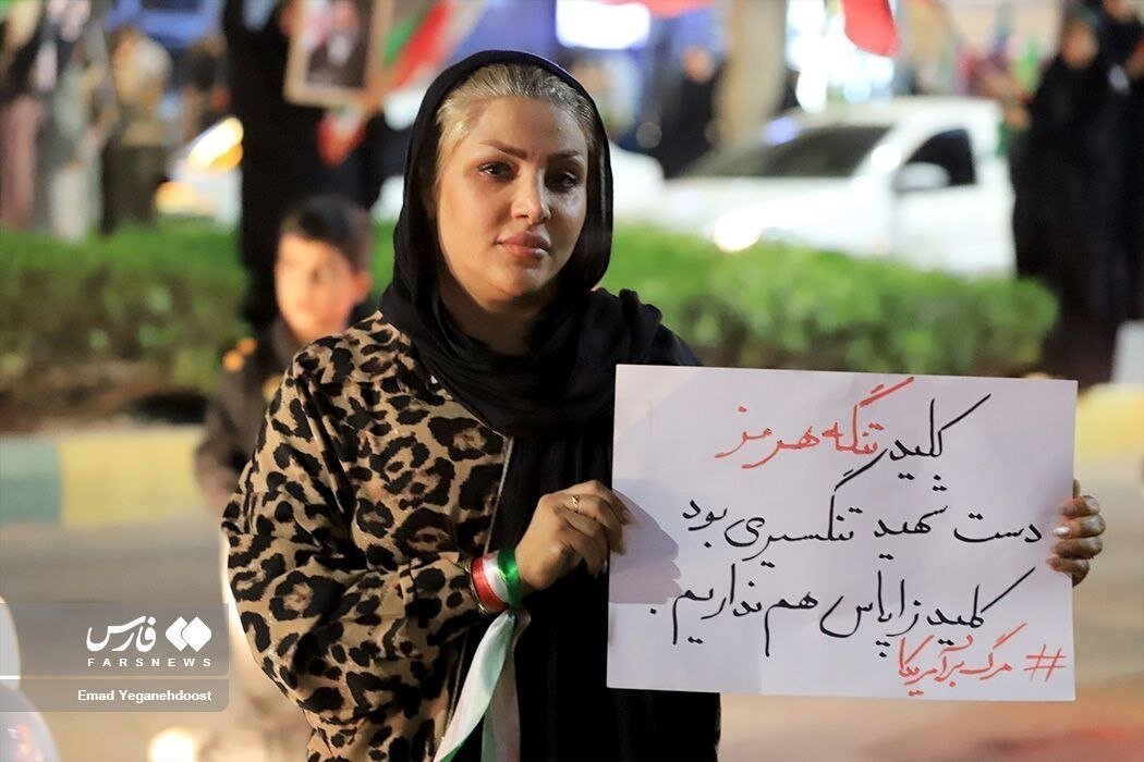 دست نوشته جالب در تجمعات شبانه درباره کلید زاپاس تنگه هرمز + تصویر