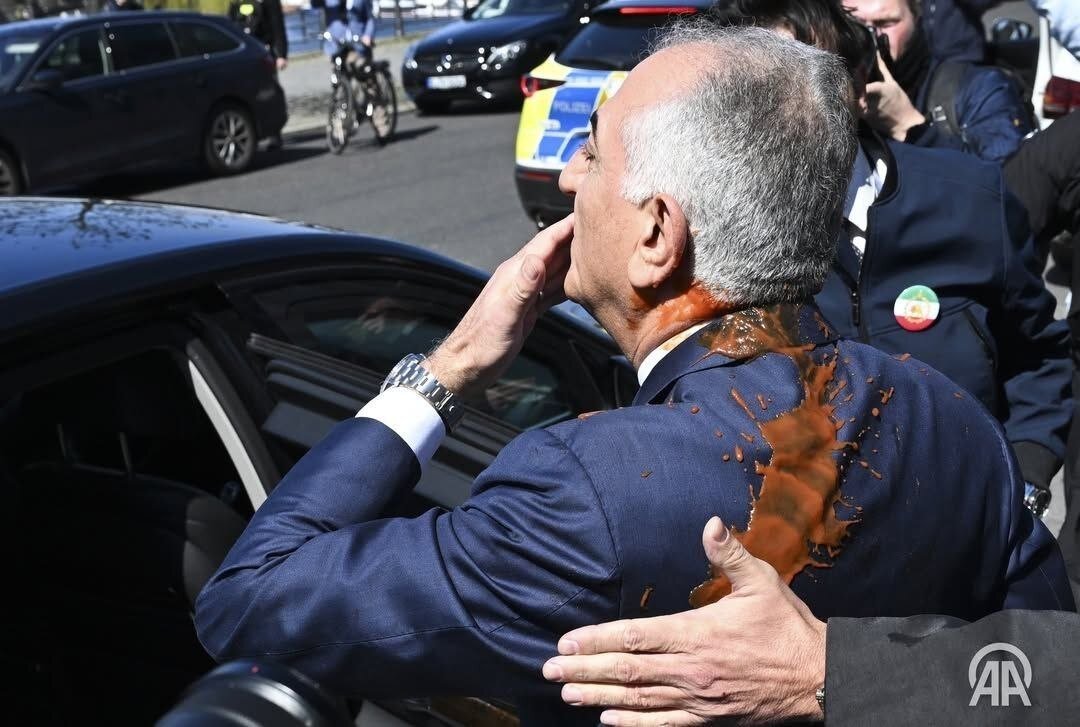 تصاویر آناتولی از رنگ پاشی به رضا پهلوی در برلین