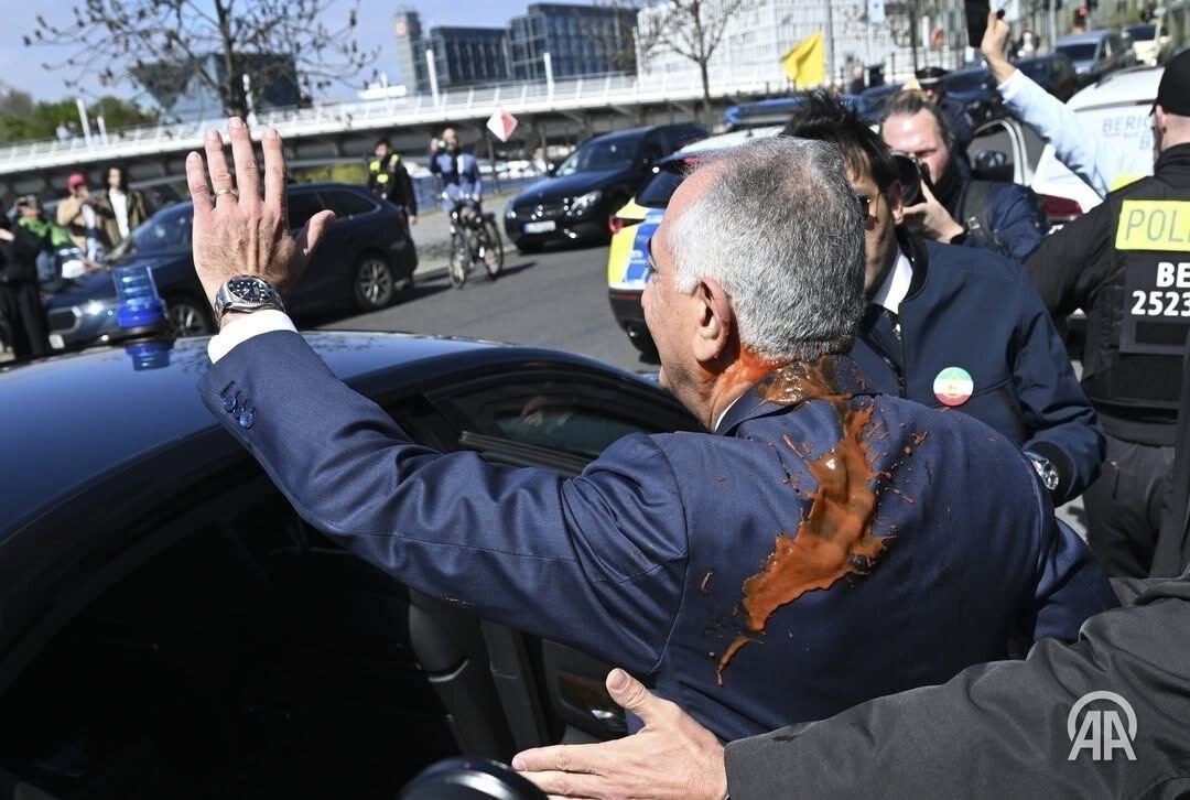 تصاویر آناتولی از رنگ پاشی به رضا پهلوی در برلین