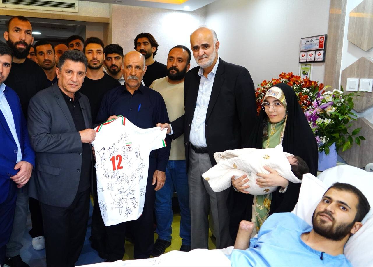 عکس | حضور ملی‌پوشان در بیمارستان؛ هدیه ویژه بازیکنان تیم ملی به جانباز جنگ