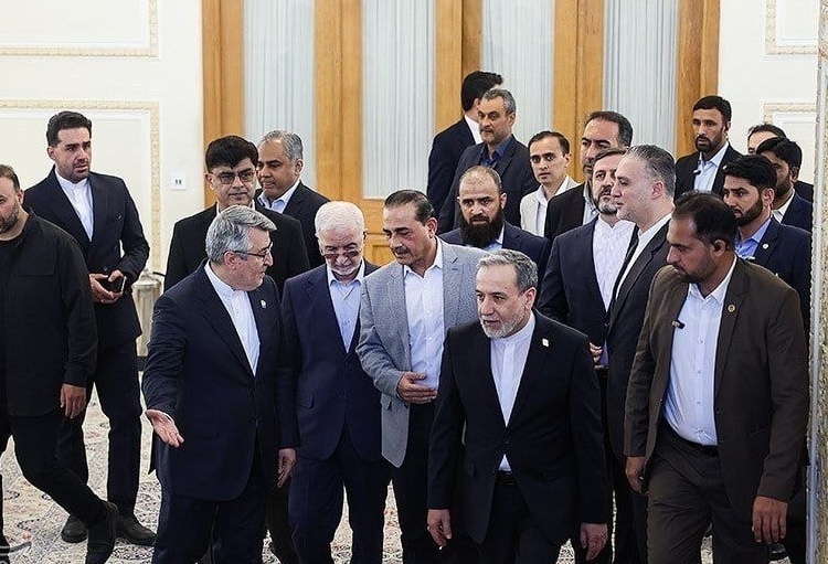 مطابق این متن امریکا متعهد شده طی ۶۰ روز امکان دسترسی کامل ایران به ۱۲ میلیارد دلار از دارایی هایش را فراهم کند به گونهای که این منابع قابلیت انتقال و هزینهکرد در بانکهای مقصد مورد نظر ایران را داشته باشند/ همچنین ایران مرجع انحصاری تشخیص ماهیت شناورهای عبوری است؛ هر شناوری که محموله آن تهدیدآمیز تلقی شود به عنوان کشتی تجاری شناخته نمیشود مطابق این متن امریکا متعهد شده طی ۶۰ روز امکان دسترسی کامل ایران به ۱۲ میلیارد دلار از دارایی هایش را فراهم کند به گونهای که این منابع قابلیت انتقال و هزینهکرد در بانکهای مقصد مورد نظر ایران را داشته باشند/ همچنین ایران مرجع انحصاری تشخیص ماهیت شناورهای عبوری است؛ هر شناوری که محموله آن تهدیدآمیز تلقی شود به عنوان کشتی تجاری شناخته نمیشود