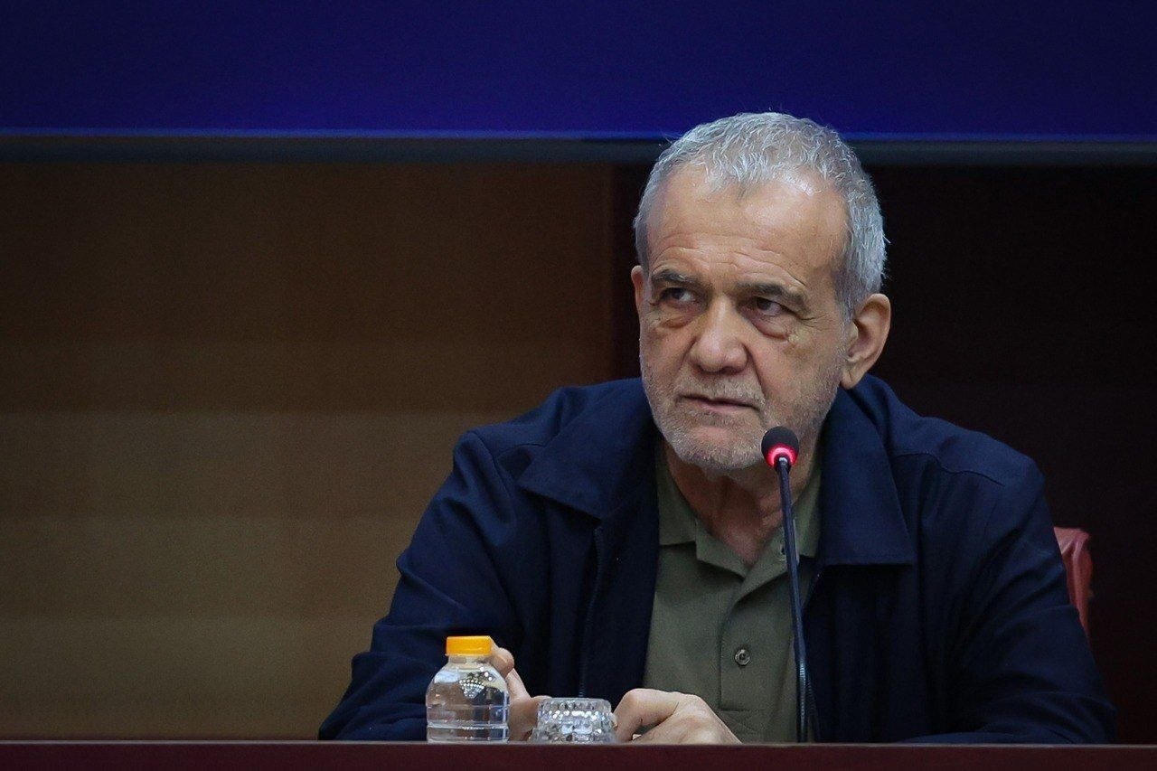 پزشکیان: همچنان در برخی عرصهها با فاصلههایی نسبت به کشورهای پیشرو و حتی برخی همسایگان مواجه هستیم/ فشارها و چالشهایی که امروز جامعه با آن مواجه است، ساده و تک بعدی نیستند و راهکارهای آنها نیز ساده نیست/ مدیریت نباید به حلقهای محدود از مدیران و تصمیمگیران منحصر شود/ نباید در جایگاه تماشاگر و خارج از گود باقی ماند؛ حل مشکلات کشور با نظارهگری امکانپذیر نیست پزشکیان: همچنان در برخی عرصهها با فاصلههایی نسبت به کشورهای پیشرو و حتی برخی همسایگان مواجه هستیم/ فشارها و چالشهایی که امروز جامعه با آن مواجه است، ساده و تک بعدی نیستند و راهکارهای آنها نیز ساده نیست/ مدیریت نباید به حلقهای محدود از مدیران و تصمیمگیران منحصر شود/ نباید در جایگاه تماشاگر و خارج از گود باقی ماند؛ حل مشکلات کشور با نظارهگری امکانپذیر نیست