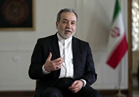 عراقچی: در لحظه شهادت رهبری، من در دفتر ایشان بودم که مورد حمله قرار گرفت/اگرچه احتمال جنگ زیاد بود، اما روحیه رهبر شهید مانع از آن می‌شد که به پناه‌گاه‌ها بروند