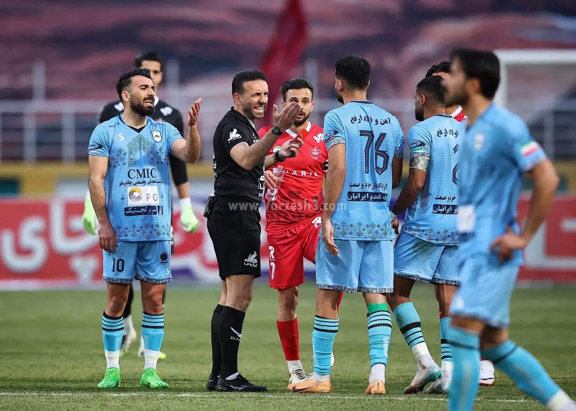 چادرملو مقابل پرسپولیس بازی میکند چادرملو مقابل پرسپولیس بازی میکند