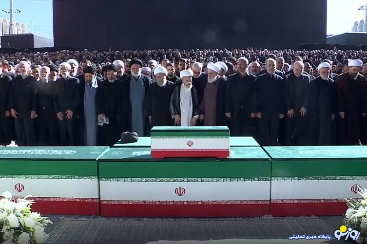 اقامه نماز بر پیکر رهبر شهید انقلاب و خانواده ایشان