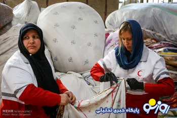 دختر اتریشی با لباس هلال احمر در حال جمع آوری کمک های مردمی + عکس