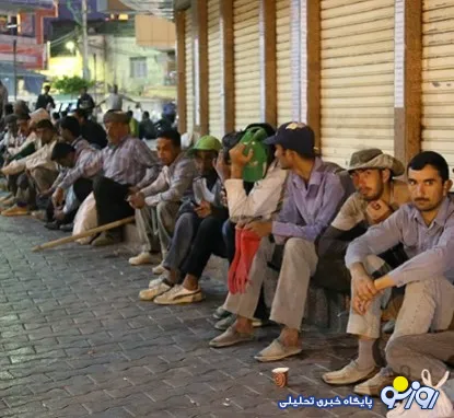 صف طولانی کارگران در 