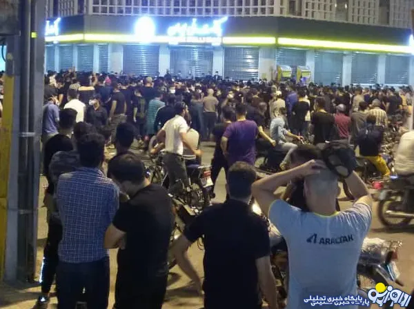 پلیس: تعداد کمی از مردم بهبهان برای اعتراض به وضعیت اقتصادی تجمع کرده بودند / ابتدا سعی کردیم تا با مذاکره این افراد را متفرق کنیم / آنها نه تنها متفرق نشدند بلکه اقدام به سردادن شعارهای هنجارشکنانه کردند؛ پلیس هم با صلابت آنها را متفرق کرد