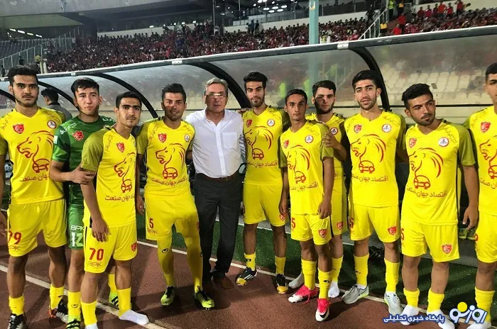 عکس یادگاری بازیکنان نفت با برانکو