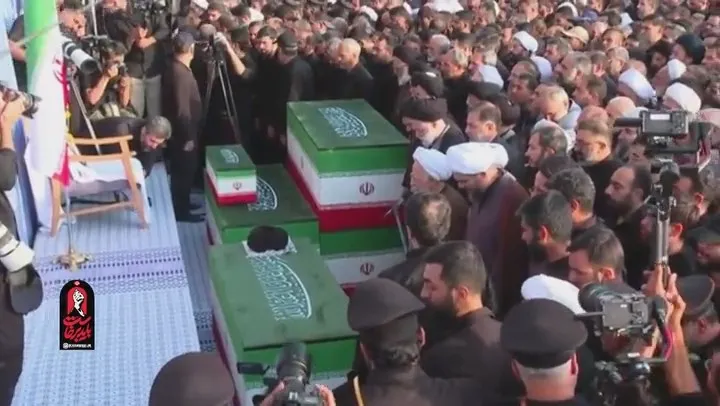 تصاویری از اقامه نماز آیت الله جوادی آملی بر پیکر رهبر شهید انقلاب