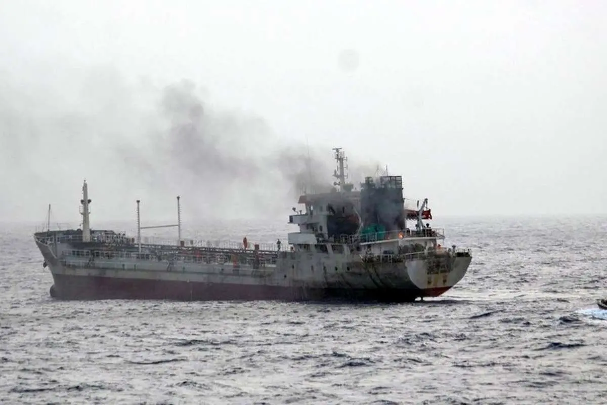 هدف قرار گرفتن یک نفتکش در نزدیکی تنگه هرمز هدف قرار گرفتن یک نفتکش در نزدیکی تنگه هرمز