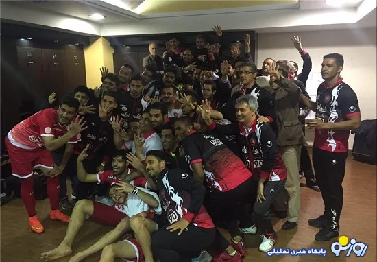 جشن پرسپولیسی‌ها در رختکن با نشان دادن عدد ۴ + عکس