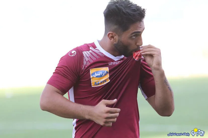 بوسه بازیکن سابق استقلال بر پیراهن پرسپولیس+عکس