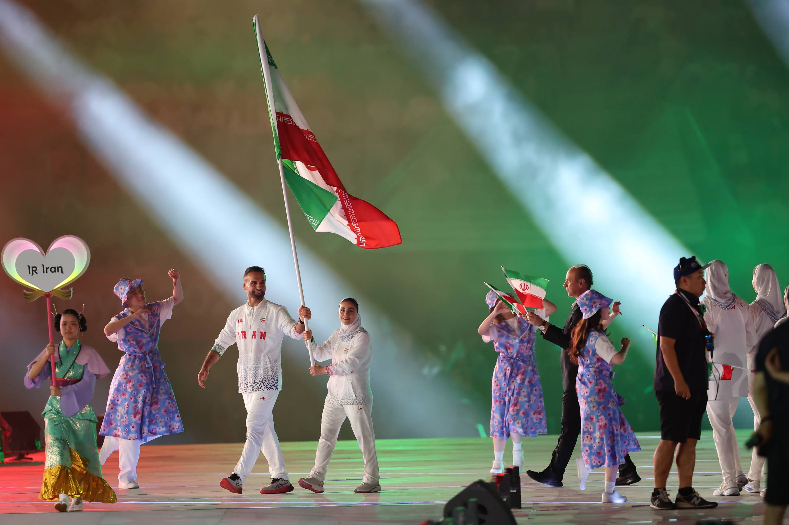 رژه کاروان ایران در میزوهو پارک ناگویا با پرچمداری اتراچالی و کیانی