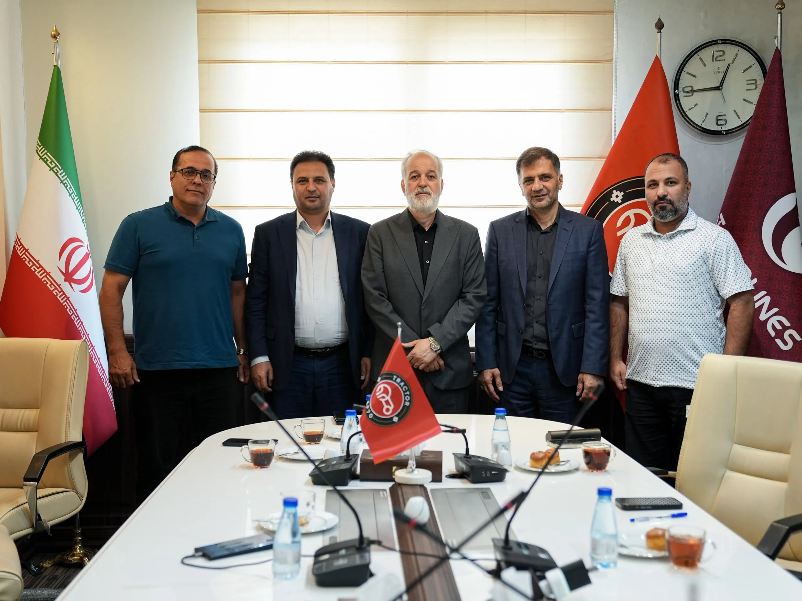 برگزاری نشست هیات مدیره تراکتور در حضور مدیرعامل سابق استقلال! برگزاری نشست هیات مدیره تراکتور در حضور مدیرعامل سابق استقلال!
