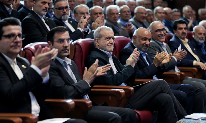پزشکیان:از هیچ کوششی برای تامین مطالبات بازنشستگان دریغ نمی کنیم