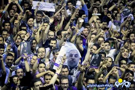 آغاز همایش بزرگ انتظار و امید با حضور روحانی/سر دادن شعار سلام بر روحانی درود بر خاتمی