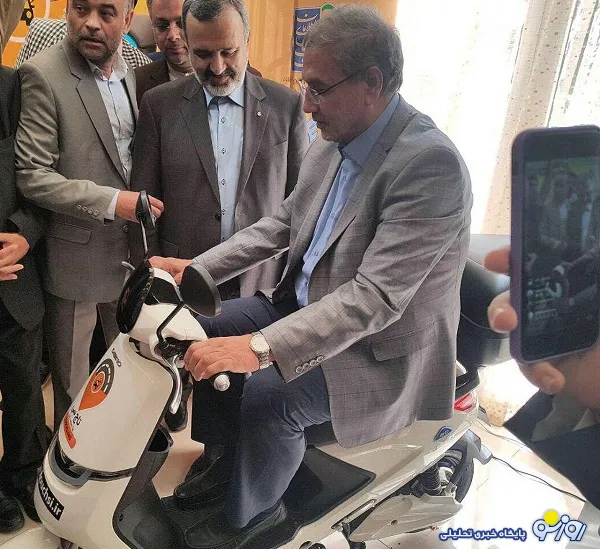 وزیر دکتر حسن روحانی سوار بر موتور +عکس