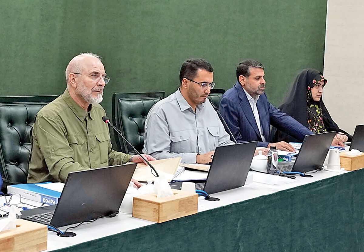 با توجه به کمبود منابع ارزی در کشور نمایندگان موافق تخصیص هزار دلار به هر ایرانی بالای ۱۸ سال هستند؟