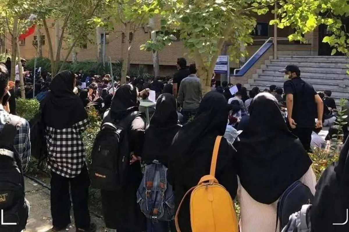 دو دانشجو به دلیل آتشزدن پرچم اخراج شدند دو دانشجو به دلیل آتشزدن پرچم اخراج شدند