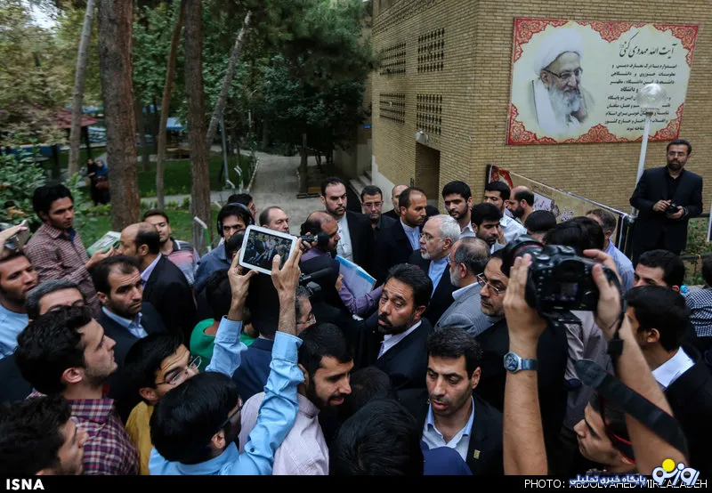 شعار مرگ برامریکای 4 دلواپس در هنگام خروج ظریف از مسجد دانشگاه امام صادق/استاد دانشگاه:اي بي‌ادب‌ها آيا انسان جلوي ميهمان خود شعار مرگ سر مي‌دهد؟