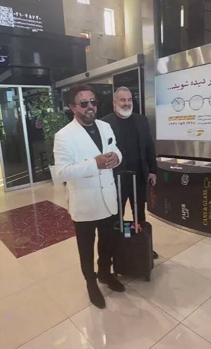 لحظه بوسیدن خاک ایران توسط بیژن مرتضوی