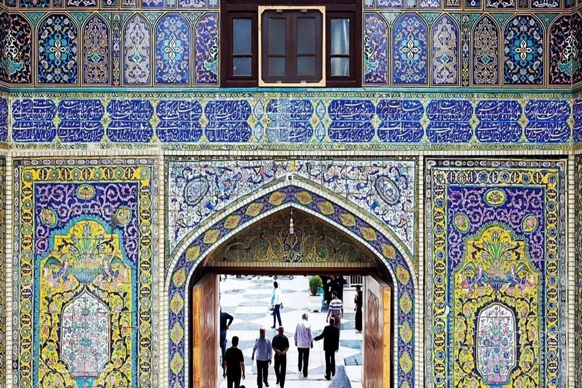 شعارهای تفرقهافکن در حرم رضوی