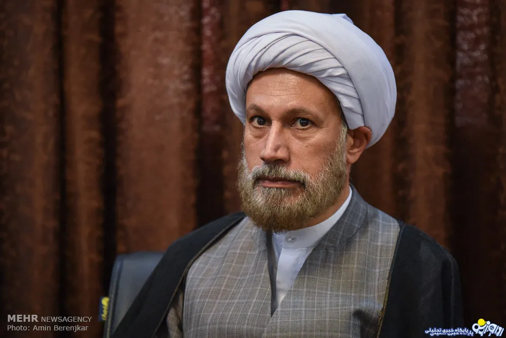 امام جمعه شیراز:رضاخان با تمام قلدری‌اش نتوانست عمامه از سر آخوند بردارد، شما چه جایگاهی دارید که می‌گویید آخوند باید برود