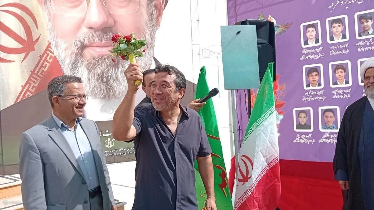 خداداد عزیزی زنگ اول مهر یک مدرسه را زد! + عکس