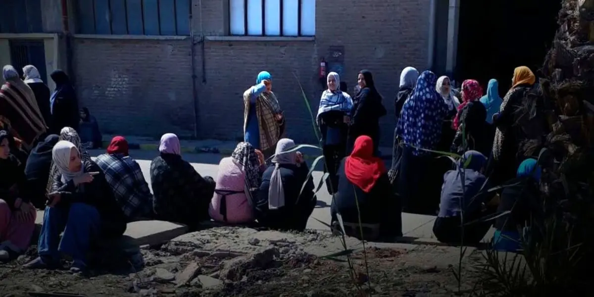 اعتصاب کارگران زن نساجی در اعتراض به قطع بیمه درمانی اعتصاب کارگران زن نساجی در اعتراض به قطع بیمه درمانی